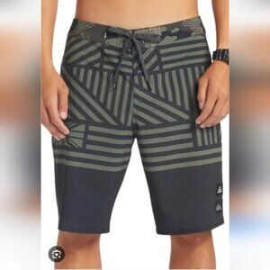 ⭐ New NWT Quicksilver Surfsilk Hawaiian Flag 2.0 Highline 20" Board shorts Sz 42